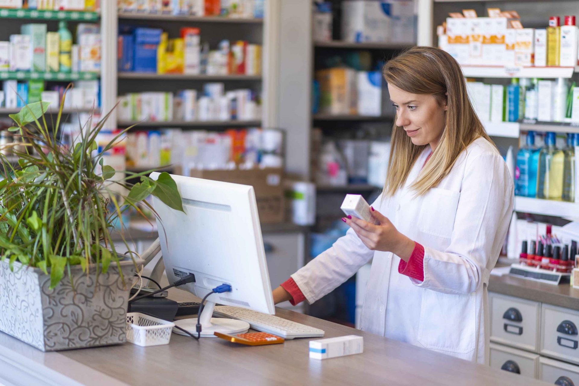 Pharmacists Vs General Physician What Is The Difference Appleby   Pharmacist Behind Counter Scaled 